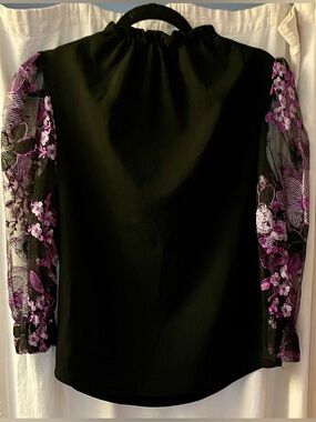 NWOT Large Women’s Embroidered Lace Sleeved Top- Stem and Vine